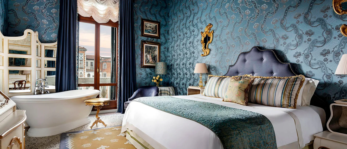 Luxury_room_with_freestanding_bath_at_The_Gritti_Palace_a_Luxury_Collection_Hotel