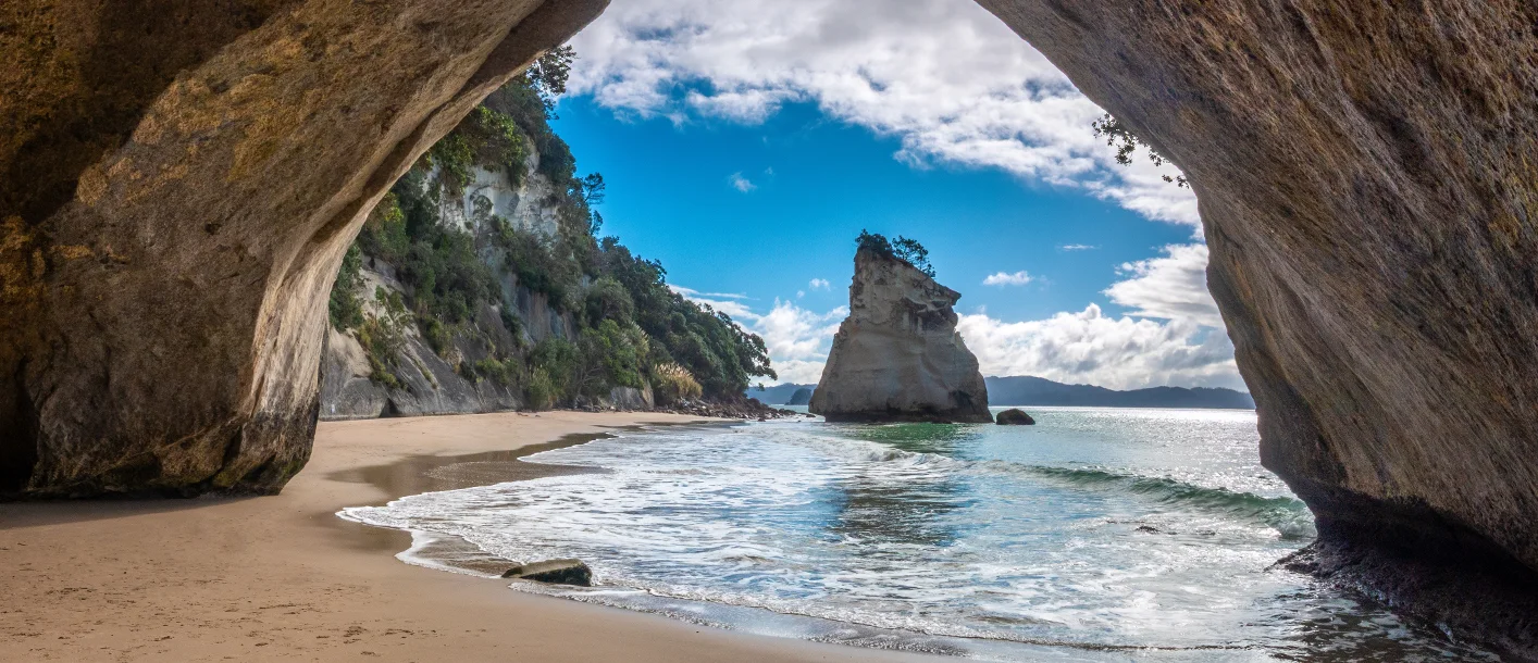 cathedral_cove_beach_in_new_zealand