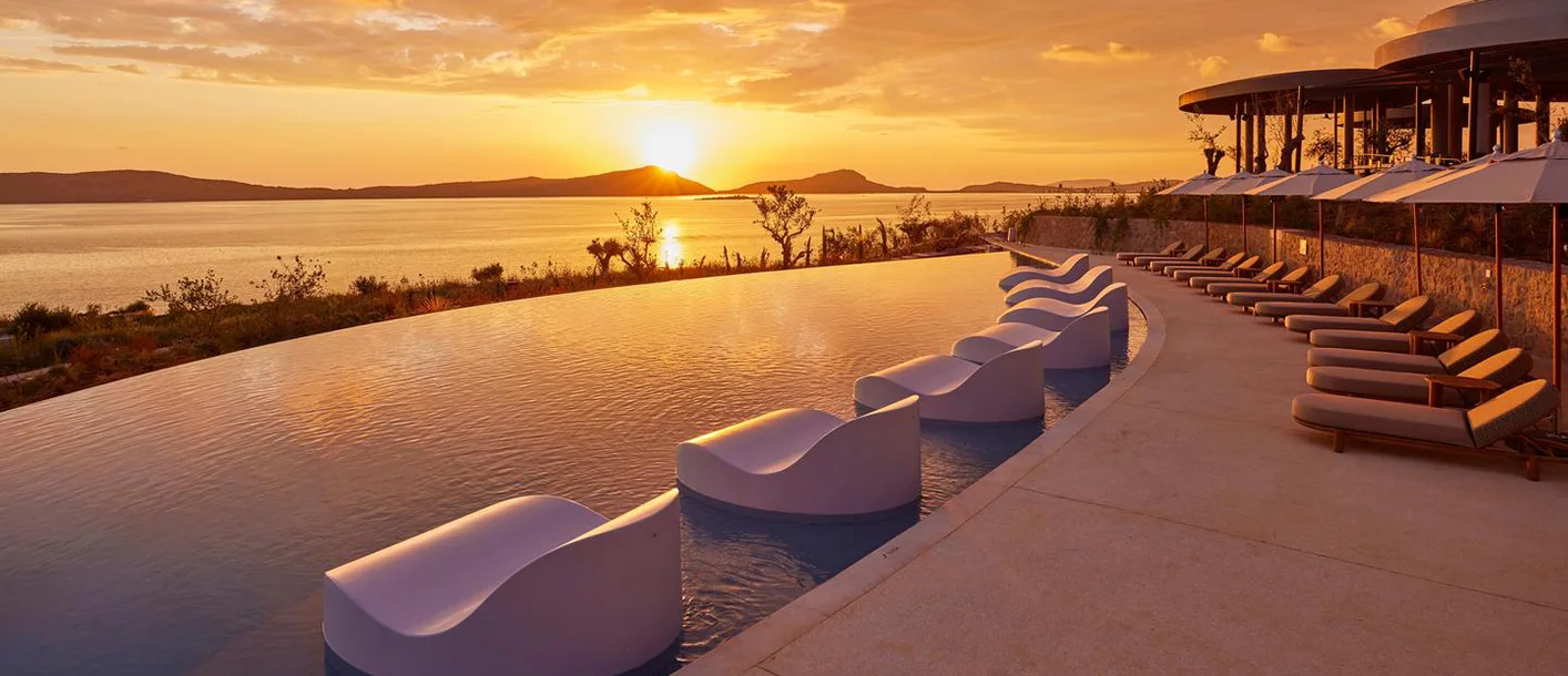 Where do footballers stay in Greece?