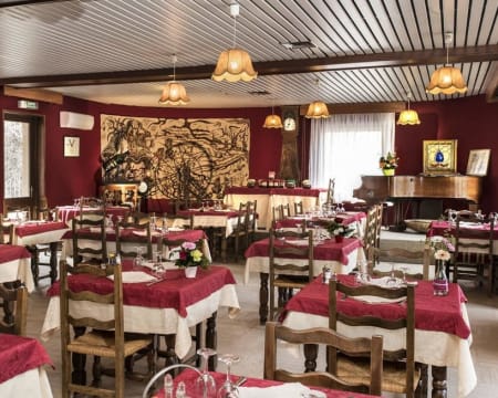 Hôtel Restaurant du Commerce** Hôtel Restaurant du Commerce**