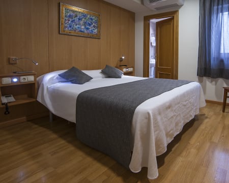 Hostal Izaga | Estadia de 1 Noite Hostal Izaga | Estadia de 1 Noite