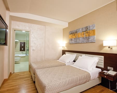 Breaking Business Hotel****