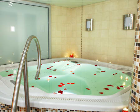 Uma Massagem Na Cabeça (10 Min) E Acesso Para A Banheira (30 Min) Uma Massagem Na Cabeça (10 Min) E Acesso Para A Banheira (30 Min)