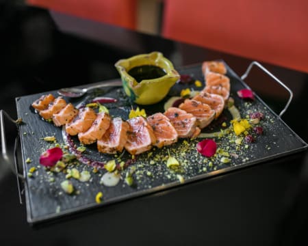 Entrada: Um Tataki De Salmão Marinado E Soasado Ou Salada Selvage Entrada: Um Tataki De Salmão Marinado E Soasado Ou Salada Selvage