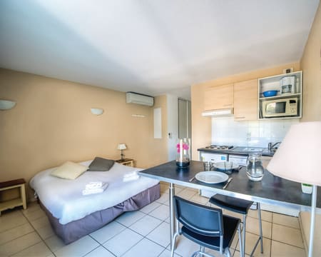 Zenitude Hôtel-Résidences : La Tour De Mare***