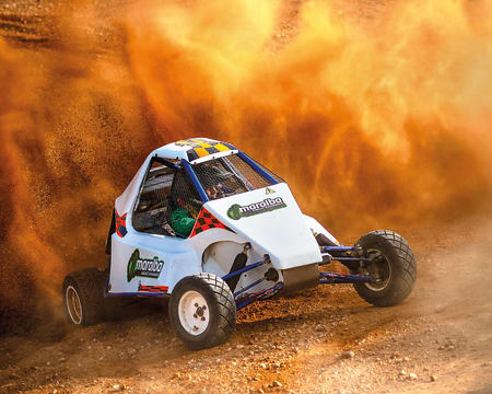 Conduzir uma cruz de rally kart Conduzir uma cruz de rally kart