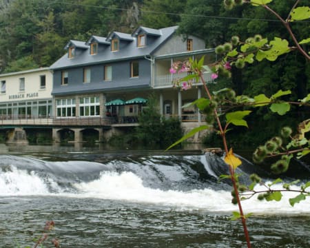 Uma Noite Em Um Quarto Na Parte De Trás (Com Vista Para As Rochas