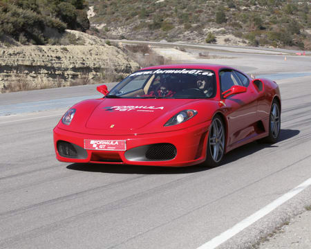 Condueix uma Ferrari ou um lamborghini para Montmeló eu por estrada Condueix uma Ferrari ou um lamborghini para Montmeló eu por estrada