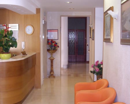 Uma Noite Em Um Quarto Duplo Standard | Albergo Trasimeno** Uma Noite Em Um Quarto Duplo Standard | Albergo Trasimeno**
