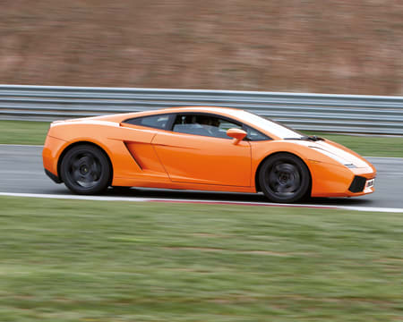 Dirija uma Ferrari F430 F1 e um Lamborghini Gallardo por estrada Dirija uma Ferrari F430 F1 e um Lamborghini Gallardo por estrada