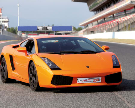 Dirija uma Ferrari F430 ou um Lamborghini em um circuito e na estrada Dirija uma Ferrari F430 ou um Lamborghini em um circuito e na estrada