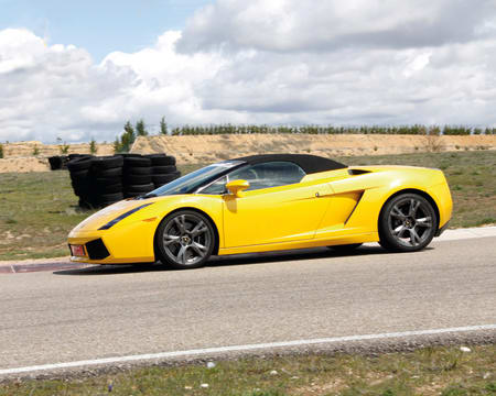 Dirigir um lamborghini galardo por estrada Dirigir um lamborghini galardo por estrada