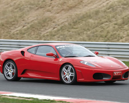 Dirija uma Ferrari F430 F1 por estrada Dirija uma Ferrari F430 F1 por estrada