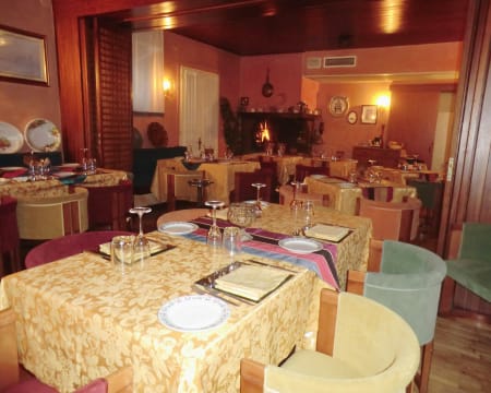 Uma Noite Em Um Quarto Duplo Standard | Hotel Ristorante Al Gabbi Uma Noite Em Um Quarto Duplo Standard | Hotel Ristorante Al Gabbi