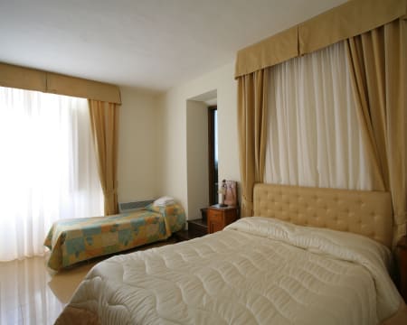 Uma Noite Em Um Quarto Duplo Standard | Hotel Roma*** Uma Noite Em Um Quarto Duplo Standard | Hotel Roma***