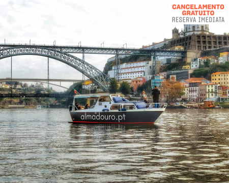 Almadouro | Cruzeiro das 6 Pontes Privado + Snacks e Bebida | 2 Pessoas Almadouro | Cruzeiro das 6 Pontes Privado + Snacks e Bebida | 2 Pessoas