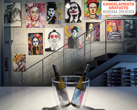 Roots Art Gallery | Entrada em Galeria de Arte + 1 Copo de Vinho & Snacks Roots Art Gallery | Entrada em Galeria de Arte + 1 Copo de Vinho & Snacks