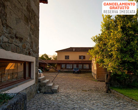 Stone Farm Hostel - Felgueiras | Escapadinha a Dois em Quinta com Piscina e Opção de Jantar