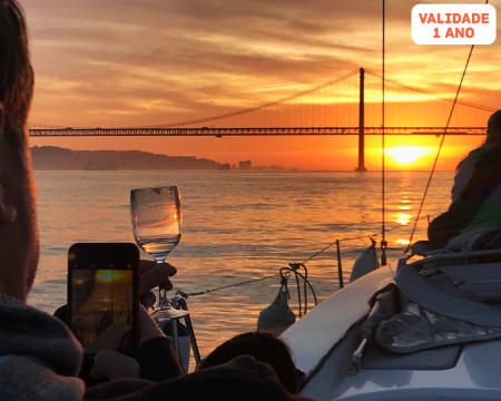 Passeio de Barco Romântico ao Pôr-do-Sol no Rio Tejo com Copo de Vinho | 2 Horas | Rent a Boat