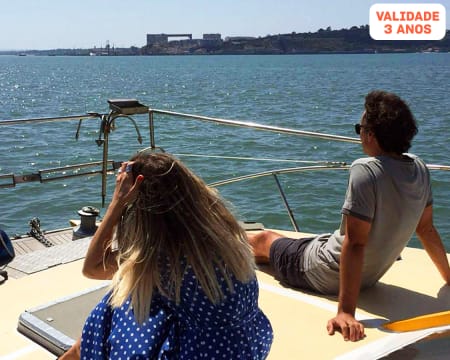 Passeio no Tejo em Catamaran a Motor - 2, 4 ou 10 Pessoas | Lazy Lisbon Cruises