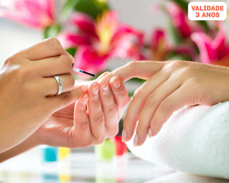 Manicure com Aplicação de Verniz Gel + Esfoliação e Massagem | Porto