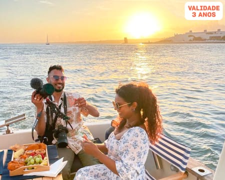 Passeio de Barco Privado no Tejo para Dois com Sushi e Welcome Drink | 6 Horas de Romance!