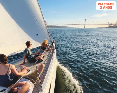 Passeio de Veleiro no Rio Tejo com Vinhos & Tábua de Queijos a Bordo | 3 Horas | Até 10 Pessoas!