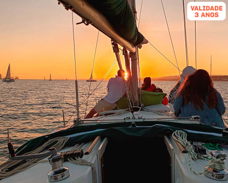 Passeio Privado de Barco no Tejo a Bordo de Veleiro | Pôr-do-Sol em Lisboa | Até 8 Pessoas!