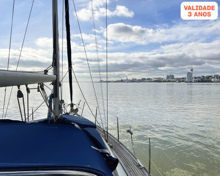 Passeio de Barco Privado no Rio Tejo até 10 Pessoas & Opção de Snacks e Fotografias | GiraVela Eco Sailing