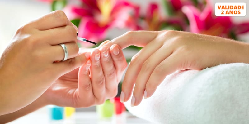 Manicure com Aplicação de Verniz Gel + Esfoliação e Massagem | Porto