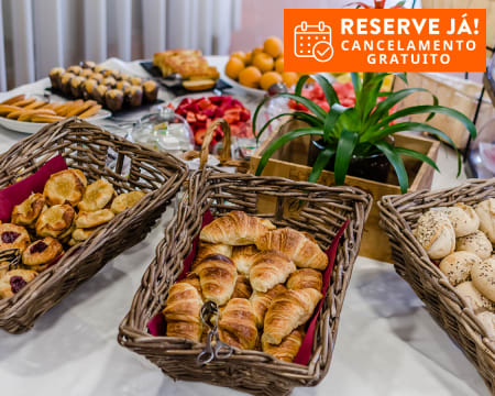 Sarrazola House - Sintra | Estadia Romântica com Opção Entradas na Quinta da Regaleira e no Palácio da Pena