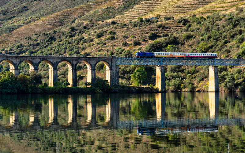 comboio na ponte no douro