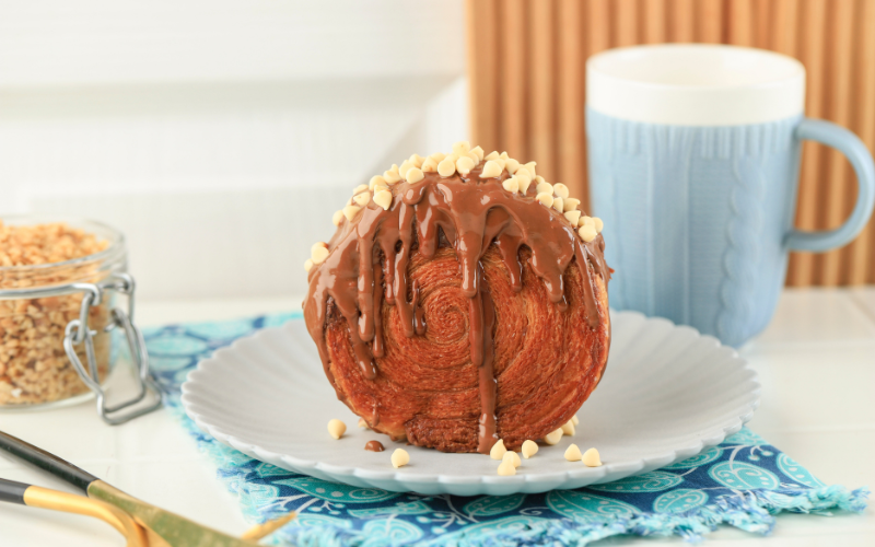 croissant redondo com chocolate derretido