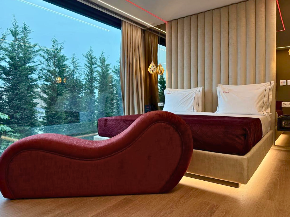 motel-no-porto-barato-com-jacuzzi-e-sofa-erotico