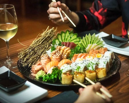 Mokuzai Lounge | Combinado de 40 Peças de Sushi & Sashimi c/ Sangria para Dois Mokuzai Lounge | Combinado de 40 Peças de Sushi & Sashimi c/ Sangria para Dois