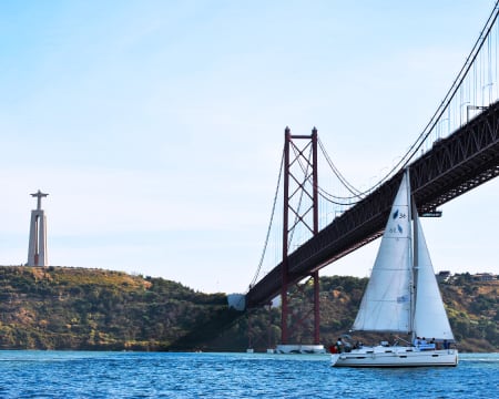 Passeio de Veleiro Privado no Rio Tejo para Dois | Palmayachts Passeio de Veleiro Privado no Rio Tejo para Dois | Palmayachts