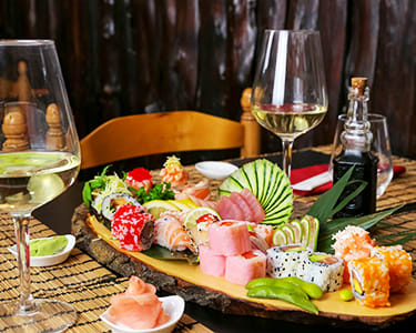 Kyonagi Sushi | Gyosas, Fusão 40 Peças e Tempura de Chocolate Kyonagi Sushi | Gyosas, Fusão 40 Peças e Tempura de Chocolate