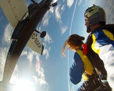 Salto Tandem a Dois a 3000m de Altitude | Skydive Porto - Espinho Salto Tandem a Dois a 3000m de Altitude | Skydive Porto - Espinho