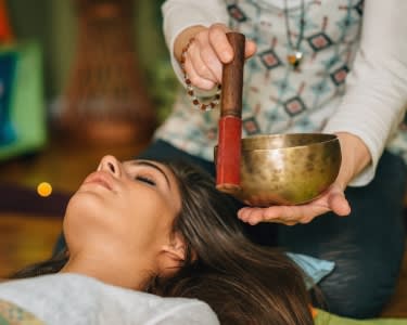 Massagem de Som com Taças | Alkimia Beleza e Equilíbrio Massagem de Som com Taças | Alkimia Beleza e Equilíbrio