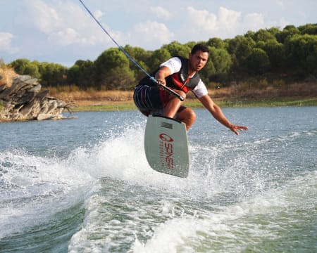 Alqueva Cruzeiros | Wakeboard ou Ski Aquático no Alqueva | 3 Pessoas Alqueva Cruzeiros | Wakeboard ou Ski Aquático no Alqueva | 3 Pessoas
