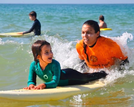 Vilamoura Surf Project | Aula de Surf em Família - 2 Adultos + 2 Crianças Vilamoura Surf Project | Aula de Surf em Família - 2 Adultos + 2 Crianças