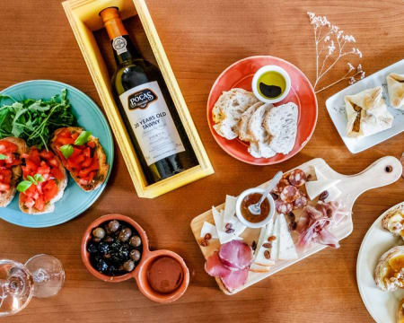 Capela Incomum | Petiscos Tradicionais & Vinho ao Som do Fado Capela Incomum | Petiscos Tradicionais & Vinho ao Som do Fado