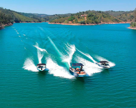 Passeio de Barco na Barragem de Castelo de Bode - Até 4 Pessoas | Damm Life - Nautical Experiences Passeio de Barco na Barragem de Castelo de Bode - Até 4 Pessoas | Damm Life - Nautical Experiences