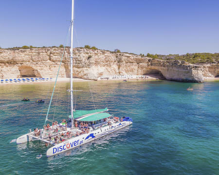 Discover Portimão | Passeio de Catamaran à Vela a Benagil e Carvoeiro | 2 Adultos + 2 Crianças Discover Portimão | Passeio de Catamaran à Vela a Benagil e Carvoeiro | 2 Adultos + 2 Crianças