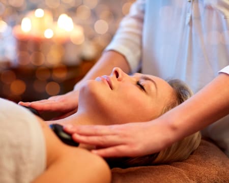 Massagem com Pedras Quentes + Chá a 2 | DivaSpa Massagem com Pedras Quentes + Chá a 2 | DivaSpa