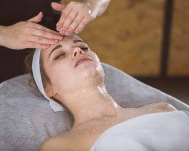 Esfoliação e Máscara de Rosto a 2 | Centro de Estética Éden Esfoliação e Máscara de Rosto a 2 | Centro de Estética Éden