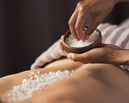 Esfoliação de Corpo Inteiro | R'Beauty - Instituto de Beleza e Bem-Estar Esfoliação de Corpo Inteiro | R'Beauty - Instituto de Beleza e Bem-Estar