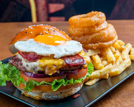 The Club Burger Bistro & Bar | Hambúrgueres e Sobremesa | 2 Pessoas The Club Burger Bistro & Bar | Hambúrgueres e Sobremesa | 2 Pessoas