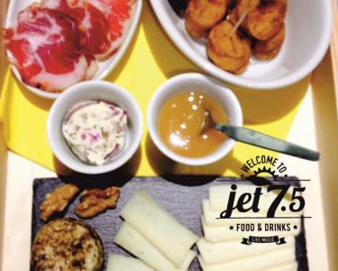 Jet 7.5 | Jantar Completo & Garrafa de Vinho Jet 7.5 | Jantar Completo & Garrafa de Vinho