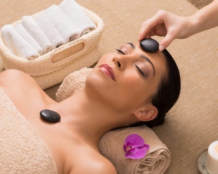 Massagem com Pedras Quentes ao Rosto - 20 Min | MainSpa Massagem com Pedras Quentes ao Rosto - 20 Min | MainSpa